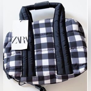 🌸.  #203-64.    Zara bag